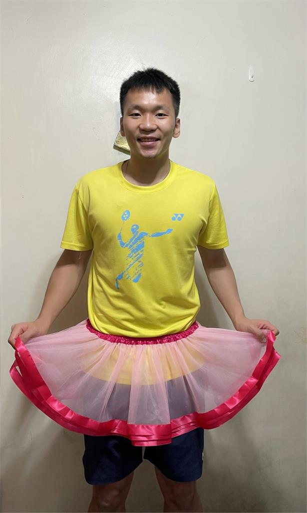 「麟洋」為公益穿上粉紅蓬蓬裙！萌翻萬名網友：毫無違和感