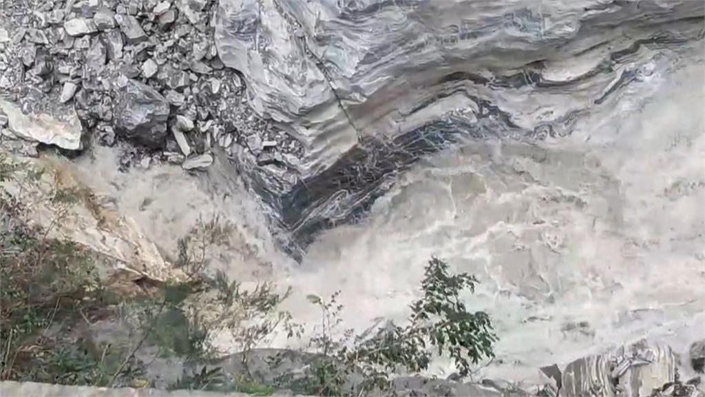 燕子口堰塞湖進行「壩體降挖」 挖出引流水道 評估暫時無潰堤風險