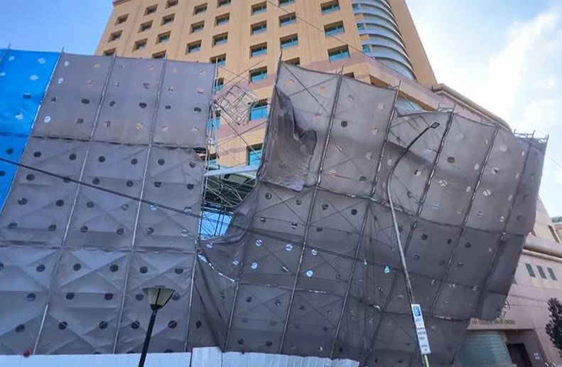 台中榮總大樓鷹架大面積傾倒　幸遇燈柱「完美接住」未釀傷亡