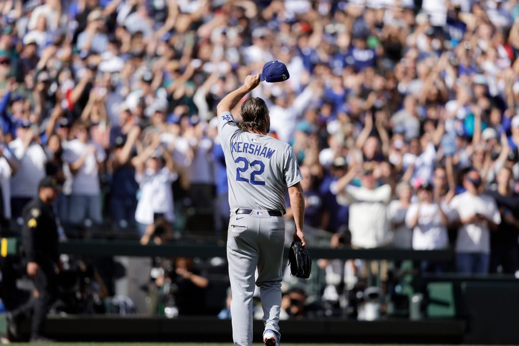 MLB(影)／無失分謝幕！柯蕭例行賽最終戰完美退場　隊友獻上擁抱全場觀眾起立歡呼