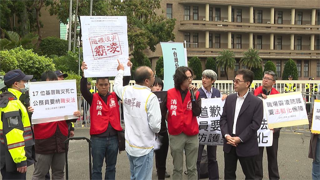 公部門基層團體政院前抗議!立院民進黨團繫黃絲巾默哀