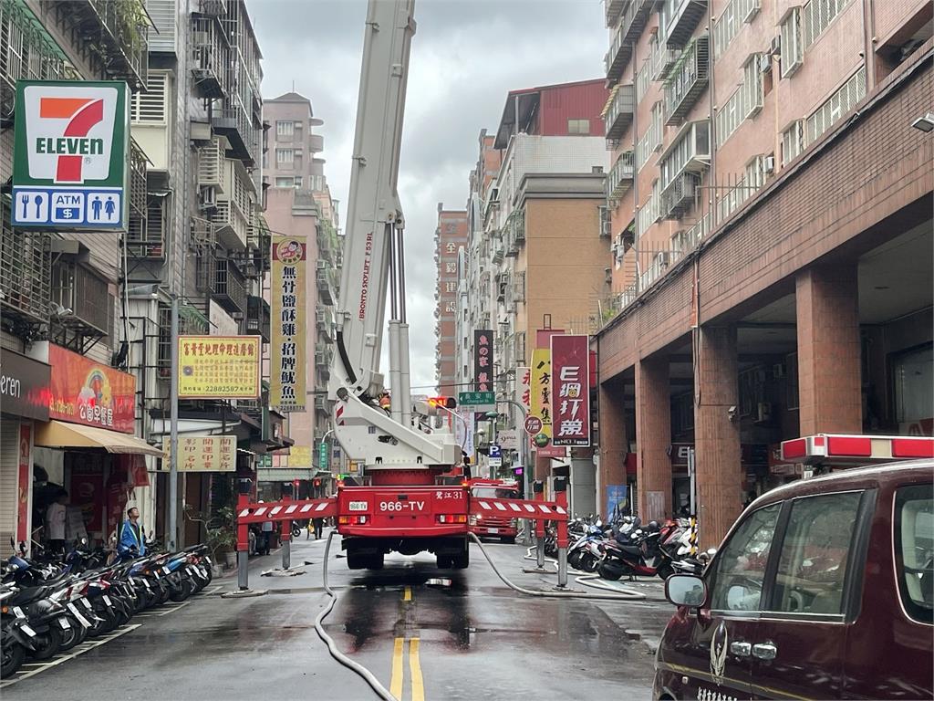快新聞/濃煙竄天!蘆洲永樂街大樓驚傳祝融 3住戶遭嗆傷送醫