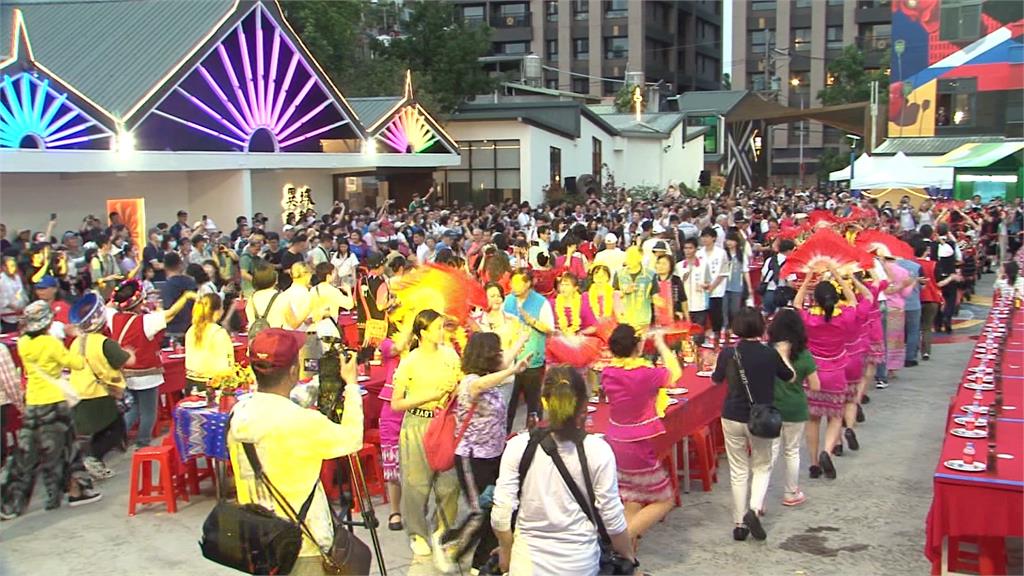 潑水祈福揭序幕！「桃園龍岡米干節」長街宴登場