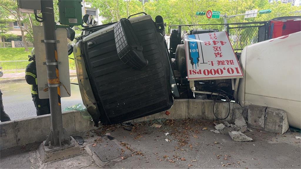 快新聞／嚇！內湖水泥車閃車不慎直接翻「滿地水泥」　警啟動交通快打管制車流