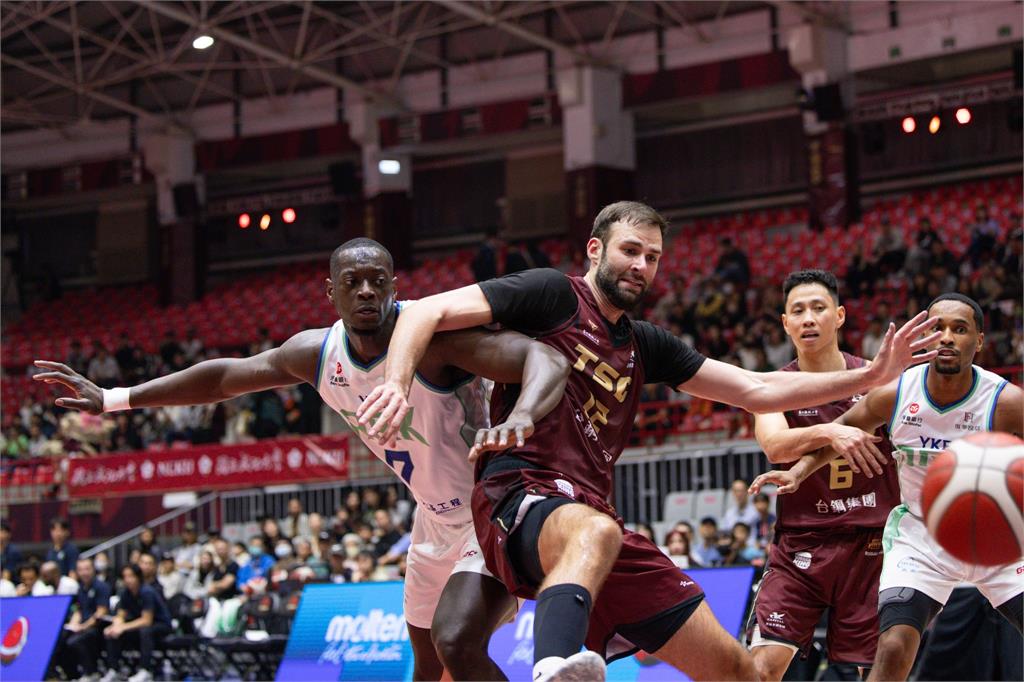 PLG(影)／阿拉薩灌籃秀救不了洋基工程！客場90:102輸獵鷹吞開季2連敗