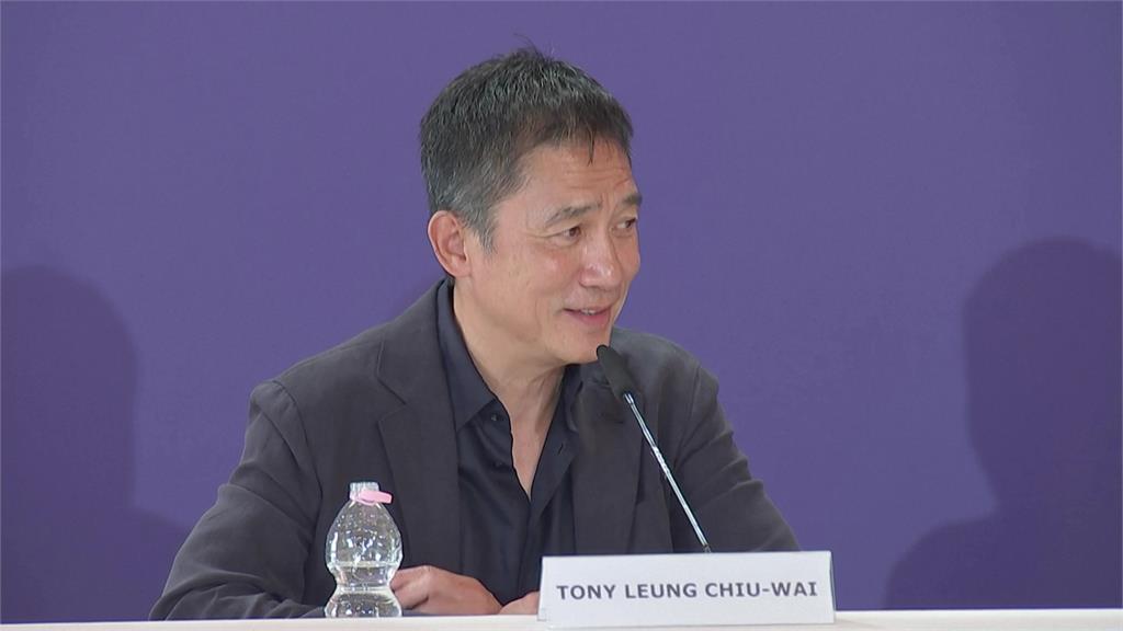 史上第一人!梁朝偉捧金獅喊「夢想成真」 親曝新作是港版華爾街之狼