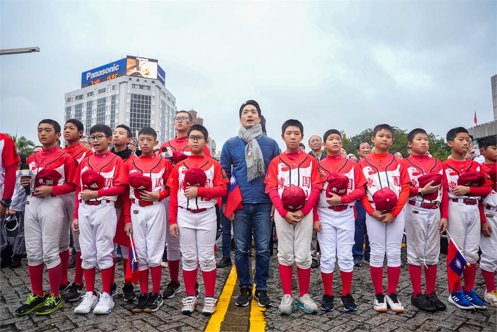 綜合／新年到！東園國小少棒現身北市府元旦升旗路跑「領唱國歌」延續世界冠軍熱潮