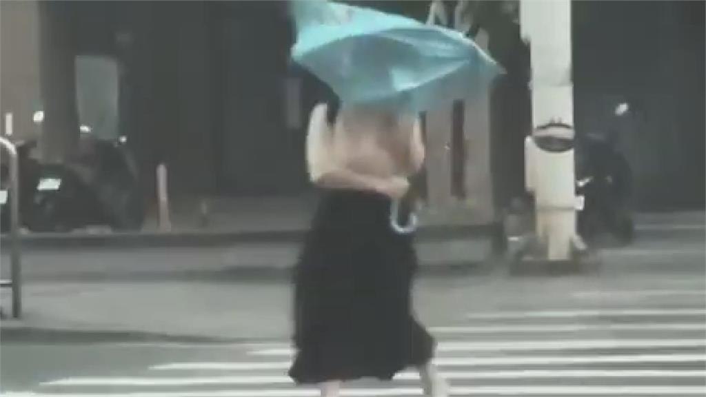 颱風天還要上班！雨傘被強颱凱米吹花「骨架一覽無遺」　她慘成落湯雞