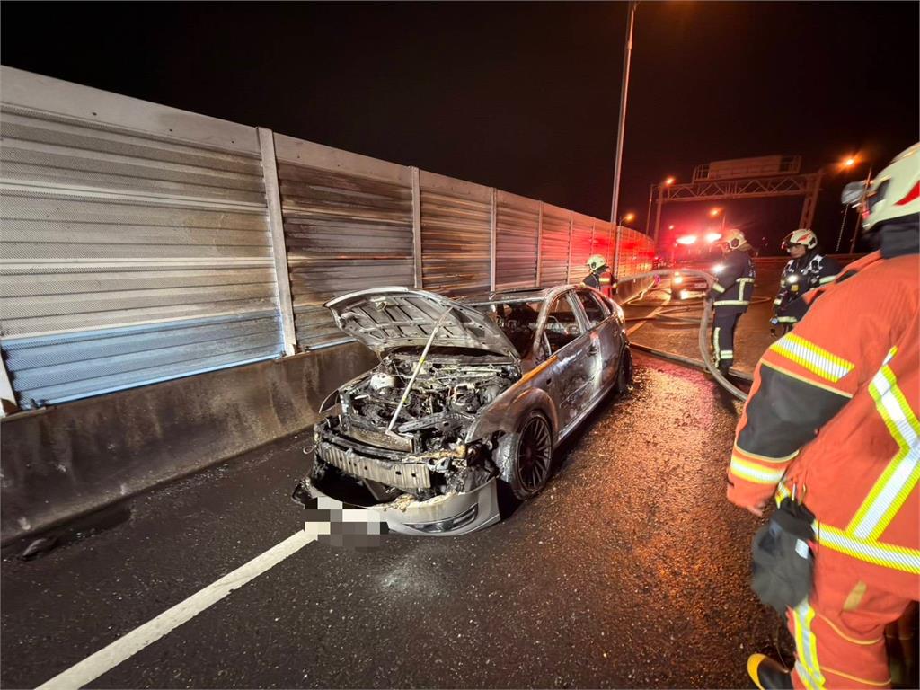 快新聞/台64線火燒車!駕駛徒手破窗逃生 整輛車燒成廢鐵