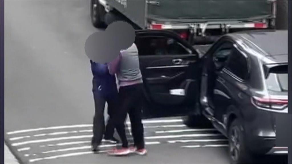 疑買賣糾紛談判破裂! 女肉身攔車險遭男開車輾過