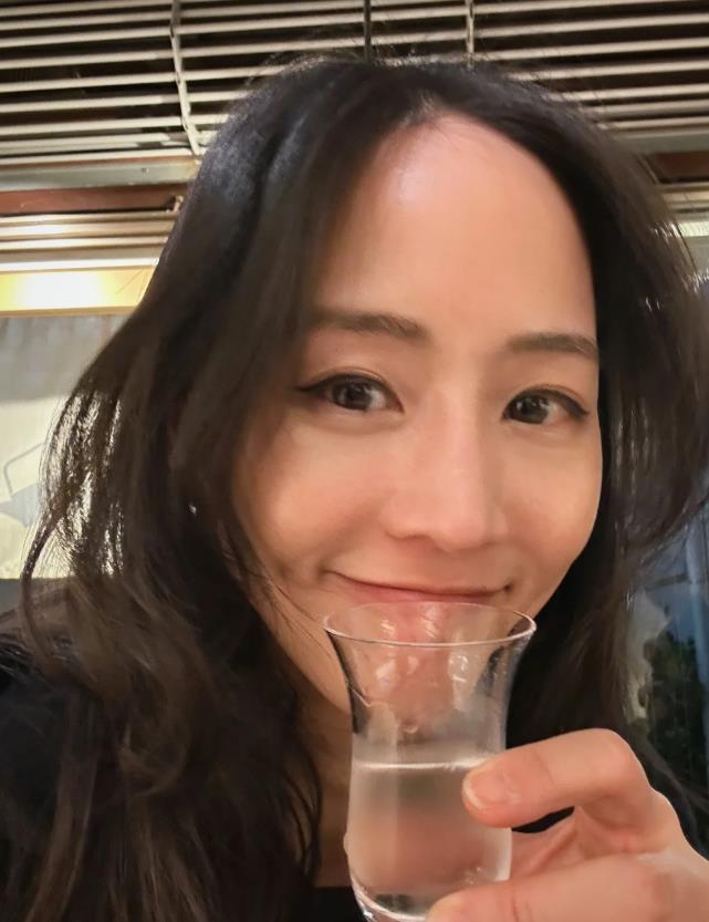 才傳股票慘賠千萬!張鈞甯瀏海掀開「髮際線退潮」判若兩人…中網驚:怎麼禿了