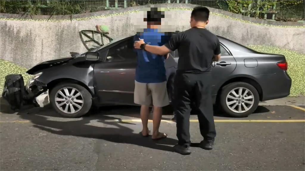 可疑轎車拒檢自撞民宅!駕駛落跑遭逮 車內同夥一度襲警
