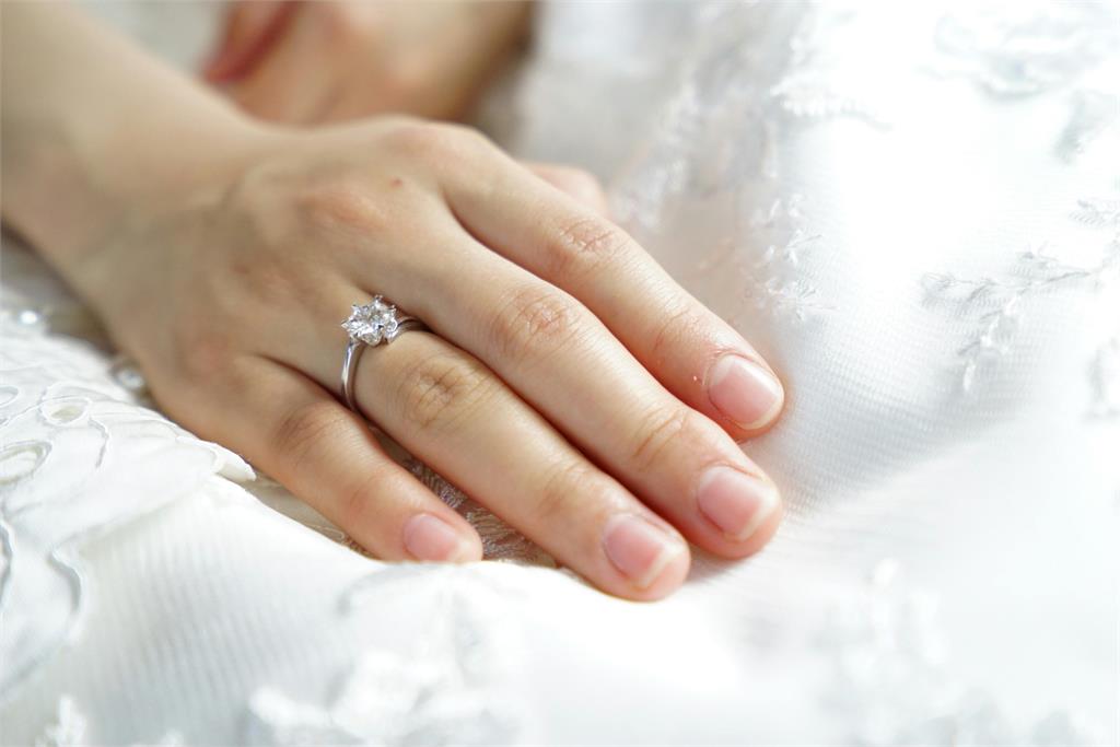 老公婚前勸「別買婚戒買台積電」美女醫氣炸！今見股價創新高後悔了