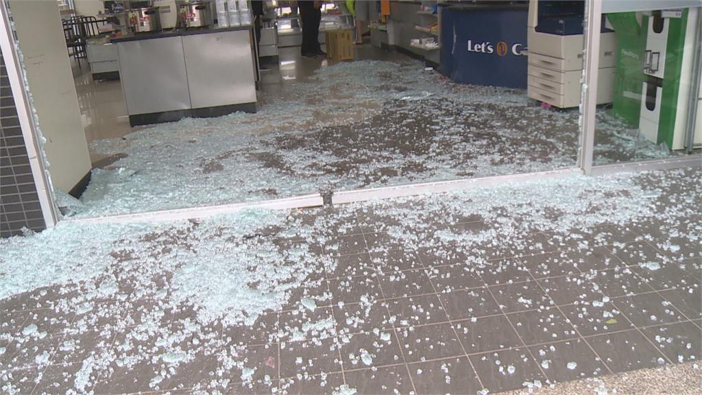 台中休旅車暴衝撞進超商 結帳顧客驚險躲過一劫
