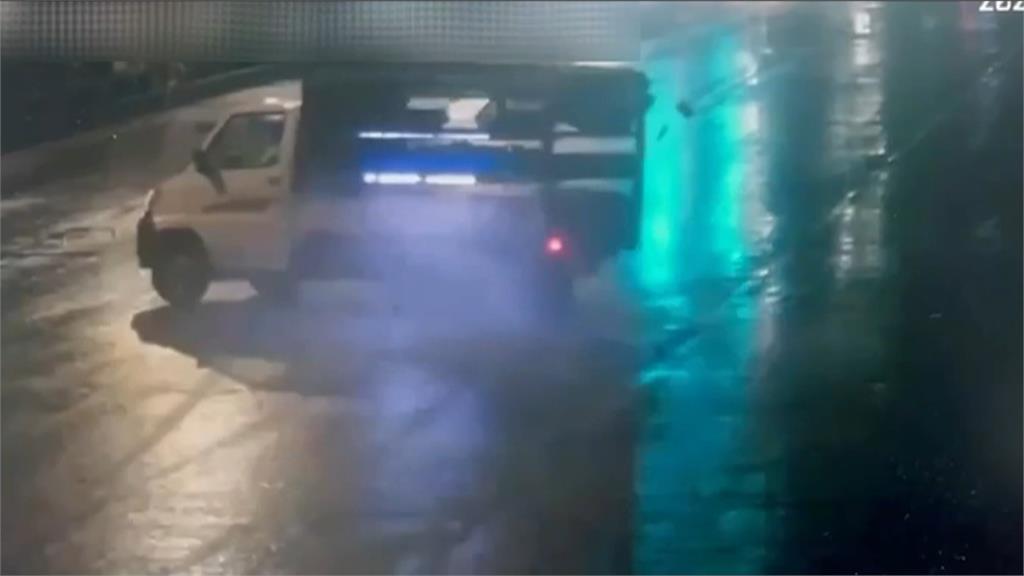 天雨路滑! 送貨自撞安全島釀樹斷 砸破對向轎車玻璃