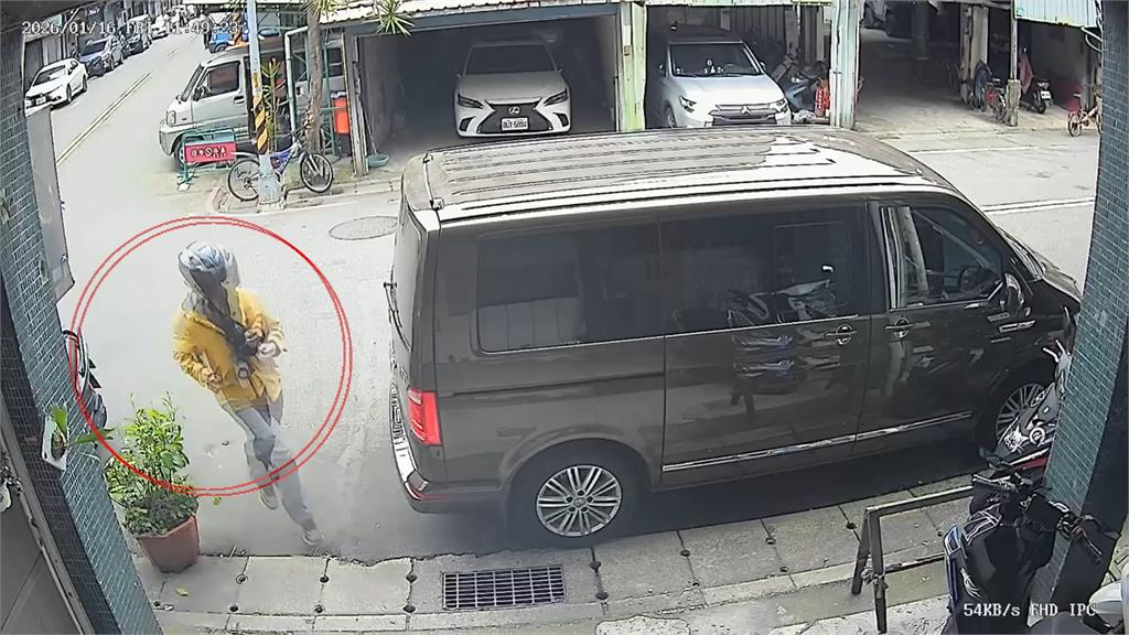 沒禮讓行人拒檢鑽巷棄車逃　還擅闖民宅被揪「這身分」