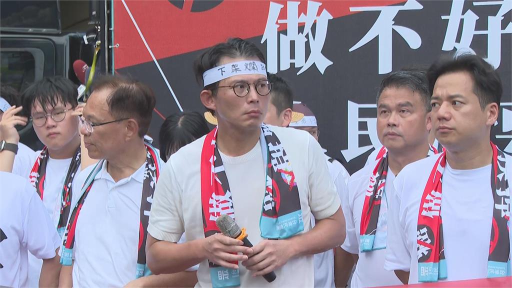最新／黃國昌太扯了！未事先申請竟衝行政院前抗議　警舉牌警告