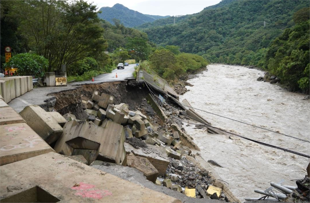快新聞／巴威豪雨成災！路基慘遭淘空　「這2縣市」14日停班、停課