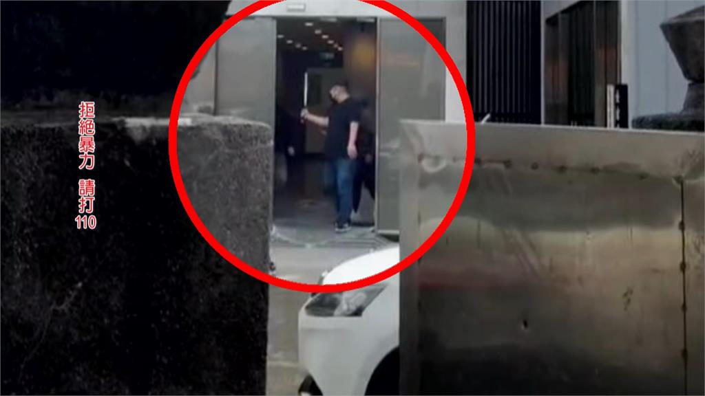 二殯旁驚見"球棒隊"　疑生意糾紛8黑衣人砸會館.牌位　