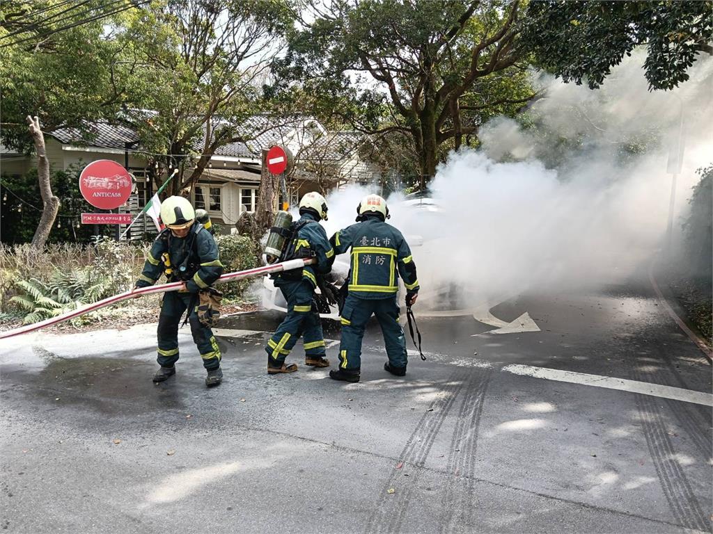 快新聞／陽明山火燒車事故！驚見引擎冒濃煙　駕駛急帶乘客下車保住一命