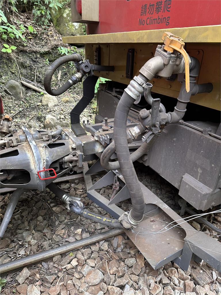 快新聞／阿里山列車出軌！「森里號」卡鐵道害路線中斷　林鐵局祭補償方案