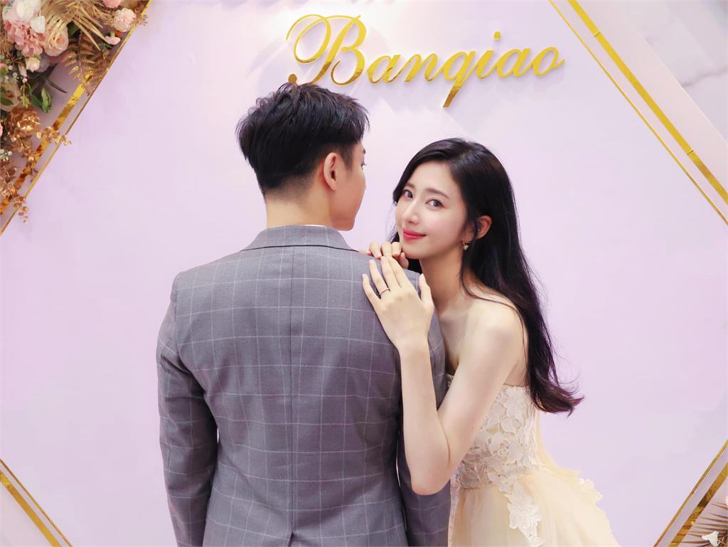 昔與八三夭阿電分手謝翔雅結婚了!甜喊「從我變成我們」老公神秘只露背