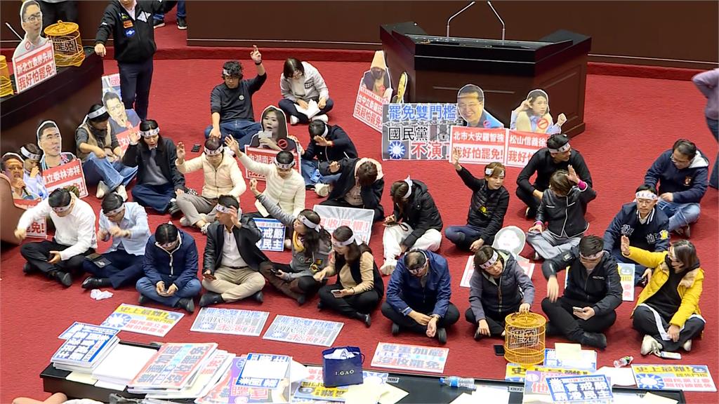 為擠進議場韓國瑜摔倒在地 綠怒嗆硬闖三讀輸不起