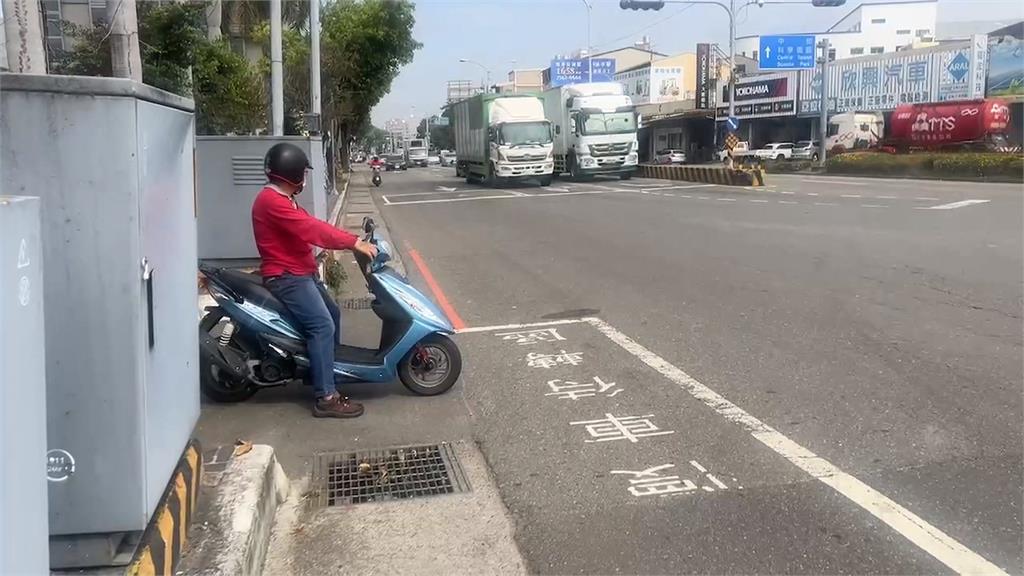 獨家!待轉格太突出釀禍? 騎士疑為閃避左邊被車撞