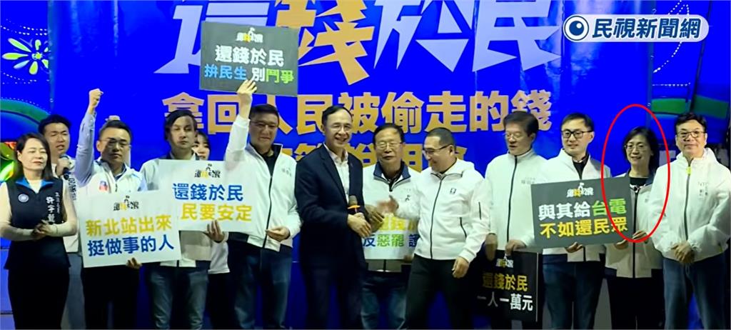 翁曉玲昔想插隊站C位！遭朱立倫「趕去後面站」尷尬畫面瘋傳…網傻眼：原來是慣犯