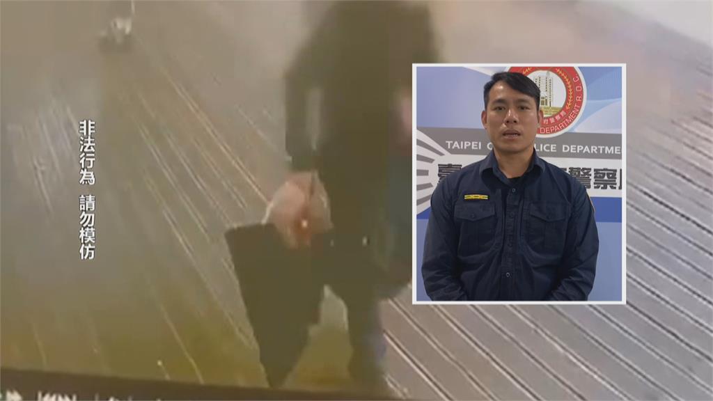 這款沒公德心！　男子雨天沒帶傘　店家外傘桶「隨便拿」