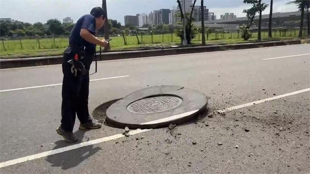 疑地下高壓電線故障　高雄人孔蓋爆炸竄火煙、民眾嚇壞