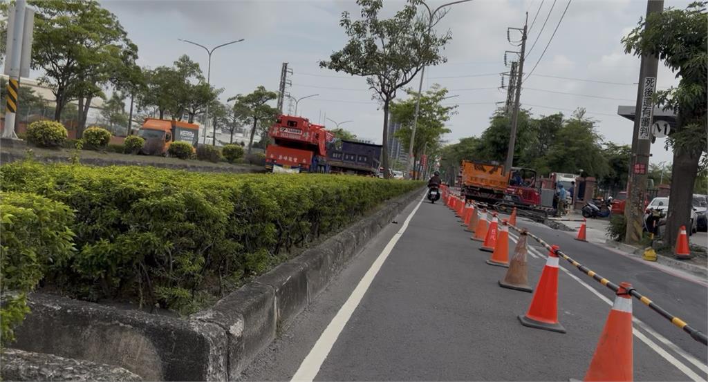 高楠公路施工被迫「左閃右閃」　騎士自嘲像馬路障礙賽