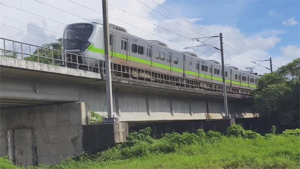 "苗栗至竹南"怪手翻覆排除　台鐵:週四14:40恢復雙向通車