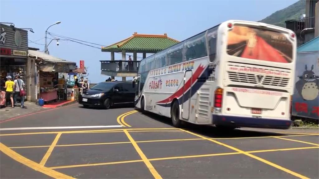 九份山路「狹路相逢」跳恰恰　公車駕駛有默契會車技術超神
