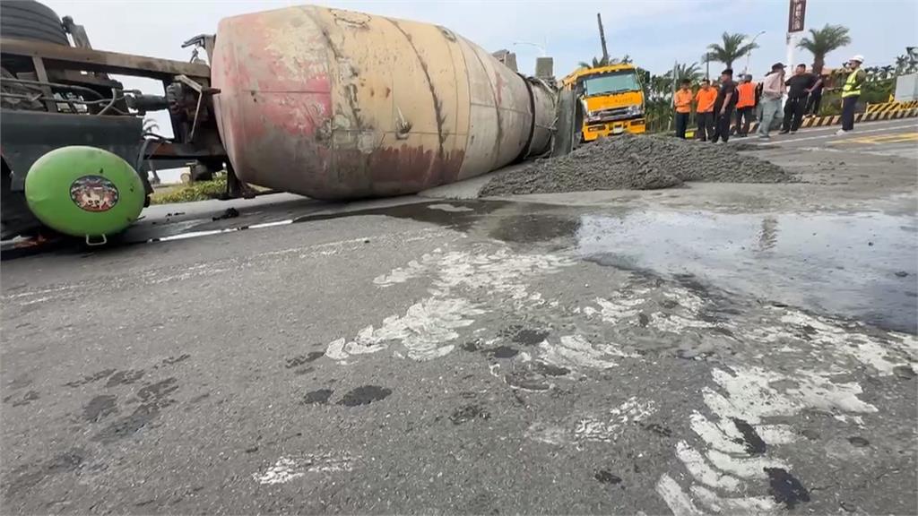 屏東竹田台一線大翻車！混凝土灑滿車道全封閉