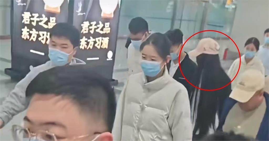 快新聞/亞亞落地中國疑被政府人員「團團圍住」畫面曝 小粉紅:臥底歸隊