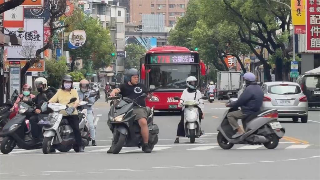 疑不滿遭擋道 轎車車主攔下歸化台灣的俄羅斯運將嗆聲 違法行挨罰