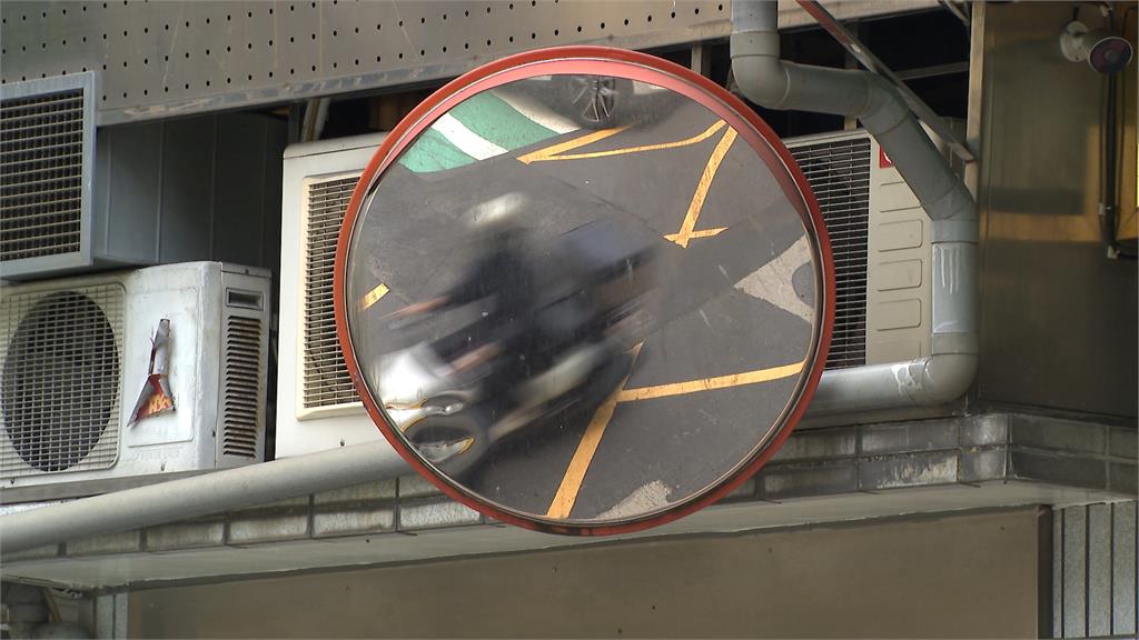 公車怎會停在巷弄！　　公車開錯路過彎卡巷道