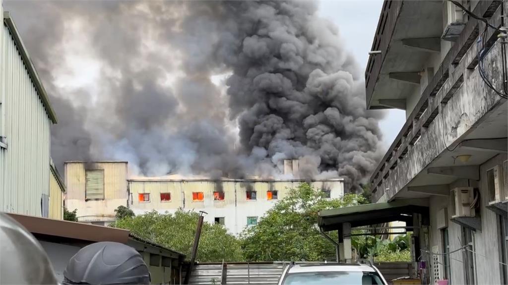 鐵皮電鍍烤漆廠大火! 窗戶竄出火舌、傳爆炸聲響