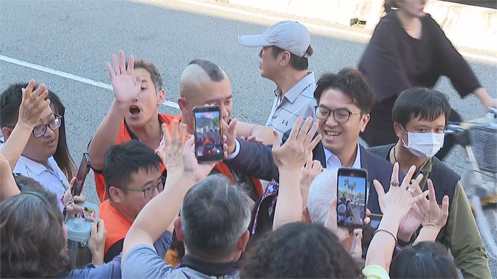 沈伯洋「突衝出1動作」爆出本性！徐國勇當場急了「1反應太誠實」被拍　他驚：嚇壞了