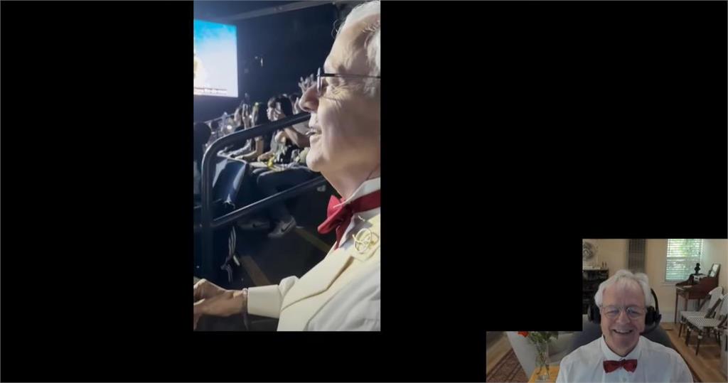 美國爺爺圓夢!IU「親邀」看演唱會 後台合照俏皮比1動作超開心