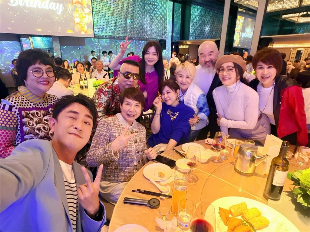 54歲辛龍消失5年「突貼臉陳美鳳」超近畫面公開!他揭「劉真入夢」復出近況