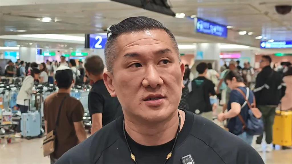 四叉貓見館長狂舔中轟「做作」!憶6年前陪他淋雨反紅媒:要不要跟我道歉?