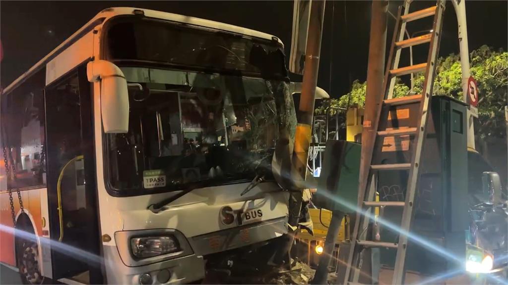 高雄客運駕駛疑精神不濟 深夜自撞分隔島