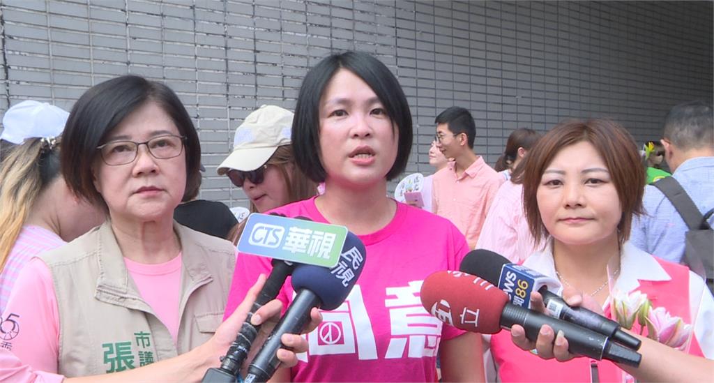 台中市民媽媽們挺身而出　粉紅連線路口聲援大罷免