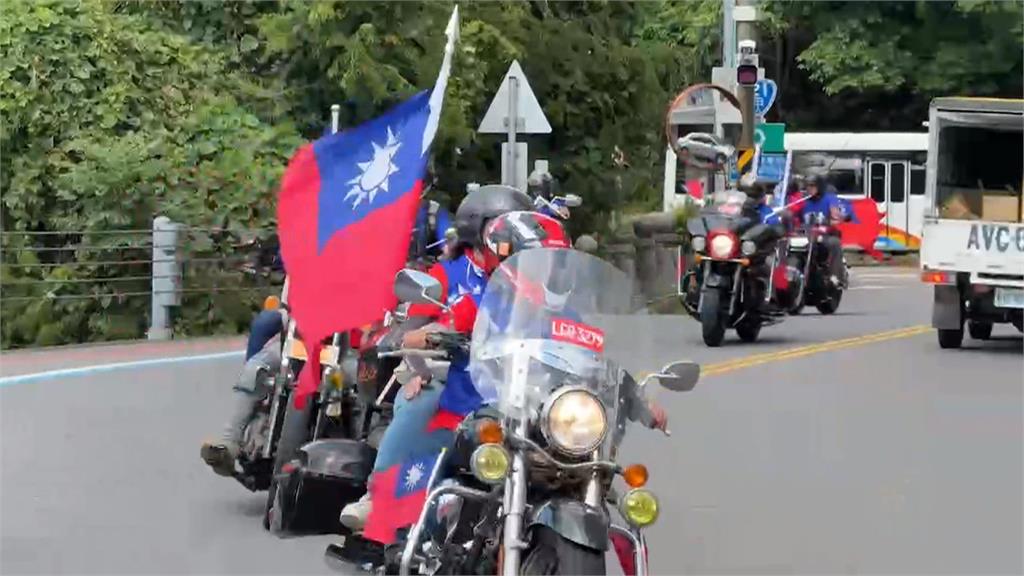 國慶日相揪來耍帥！　重機騎士著國旗裝暢遊日月潭