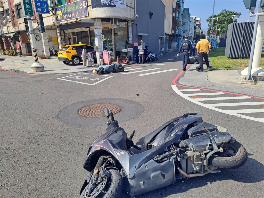 快新聞／又是七旬老翁！高雄75歲駕駛闖紅燈「暴衝」撞5機車