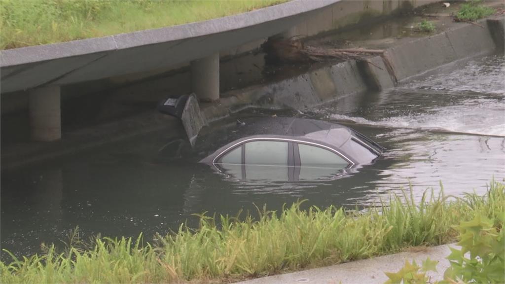 阿人咧！？台中柳川驚見車輛墜河　肇事駕駛卻不見人影