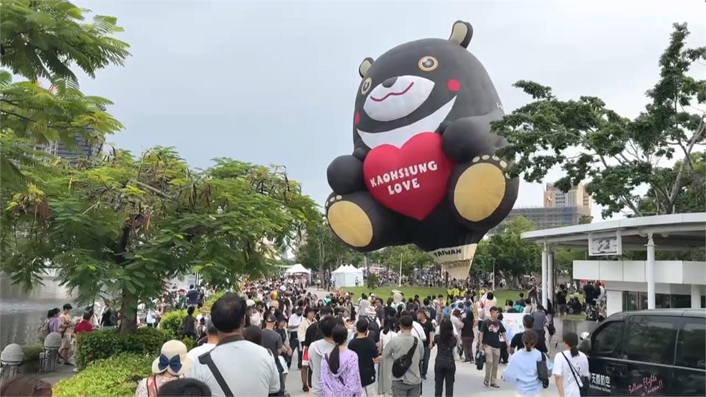 高雄「愛‧月熱氣球」移師愛河畔舉辦　湧入民眾爭先拍照留念