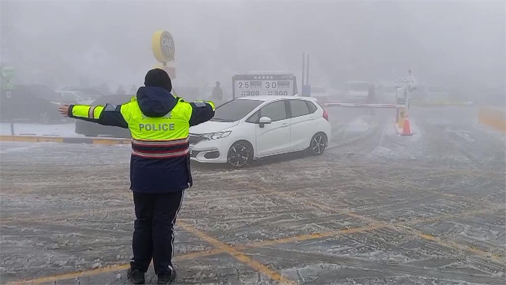 合歡山夜雪!武嶺積雪約2公分 14甲線鳶峰停車場加掛雪鏈管制點